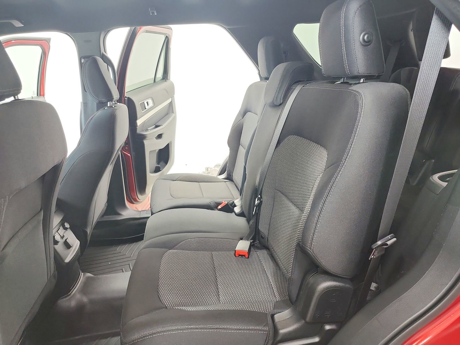 Used 2018 Ford Explorer XLT image 31