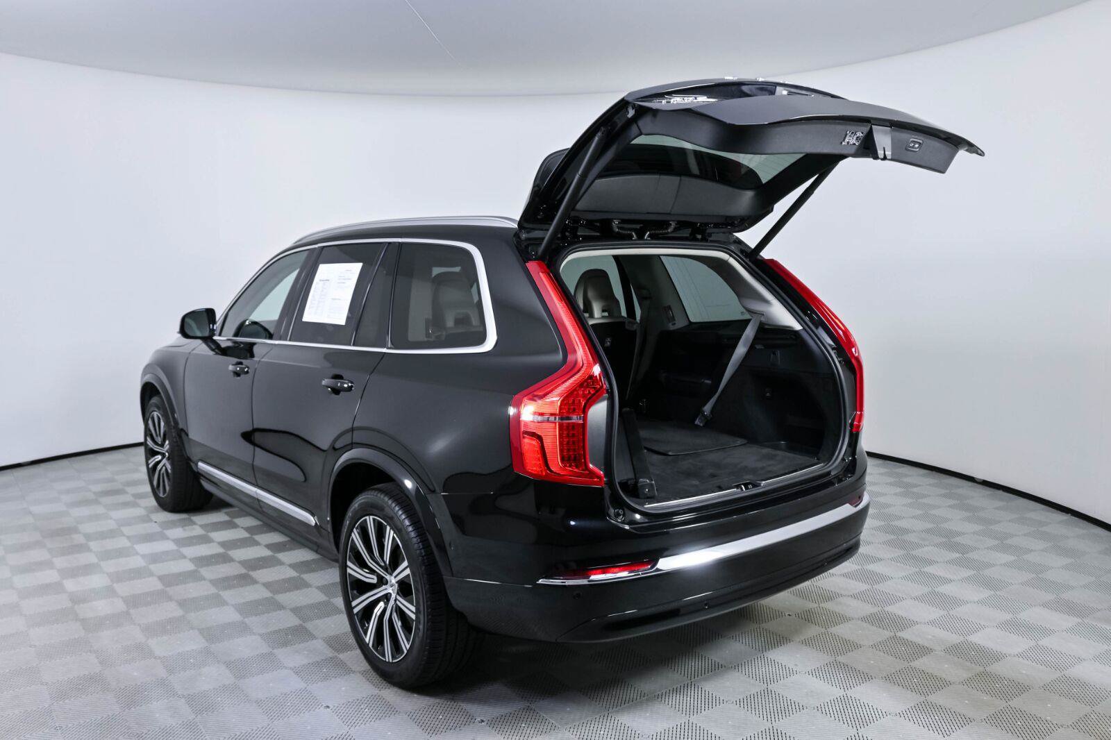 Certified 2023 Volvo XC90 B6 Plus AWD/4WD image 32