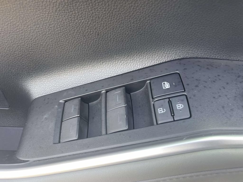 Used 2021 Toyota Highlander LE FWD image 19