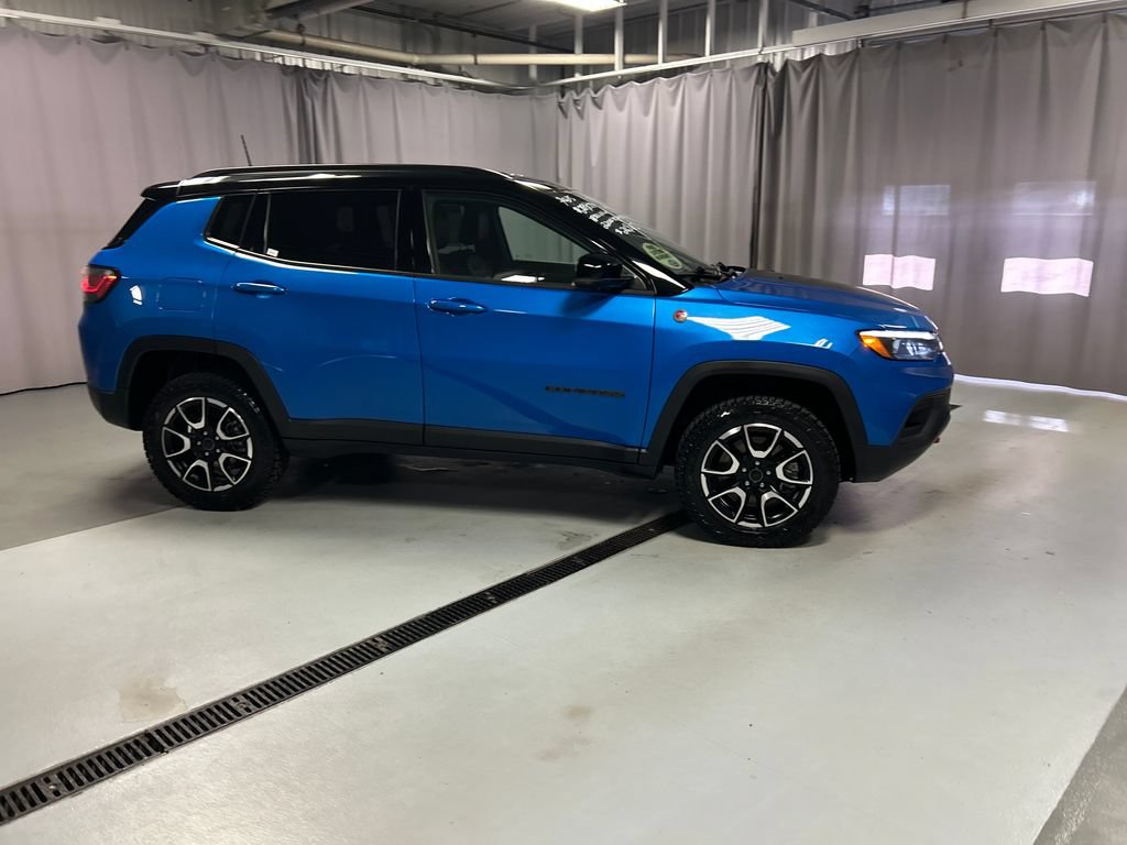 Used 2025 Jeep Compass Trailhawk w/ Trailhawk Elite Group AWD/4WD image 8