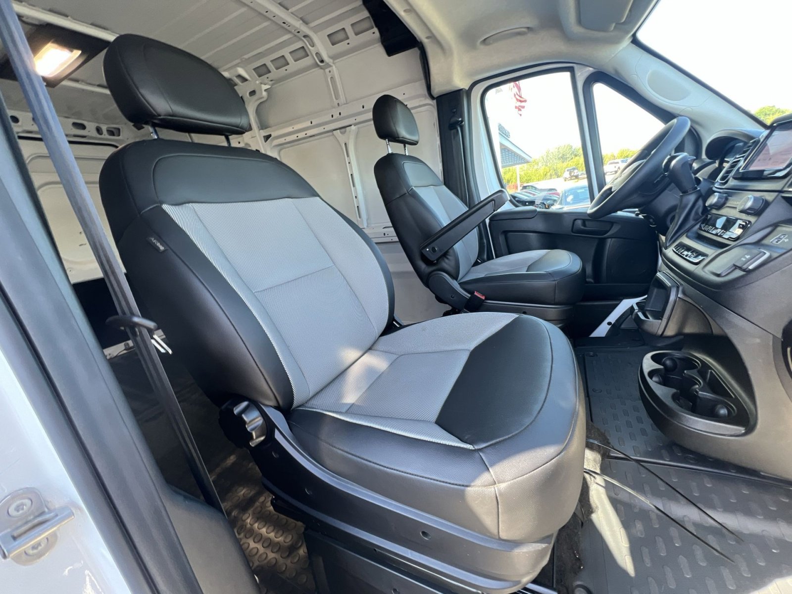 Used 2024 RAM ProMaster 2500 w/ Convenience Group FWD image 32