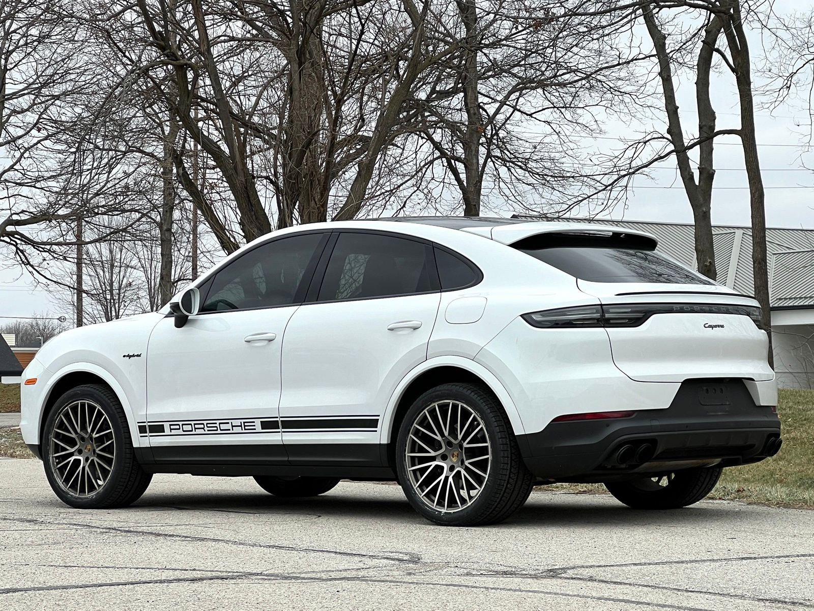 Certified 2022 Porsche Cayenne Platinum Edition image 3