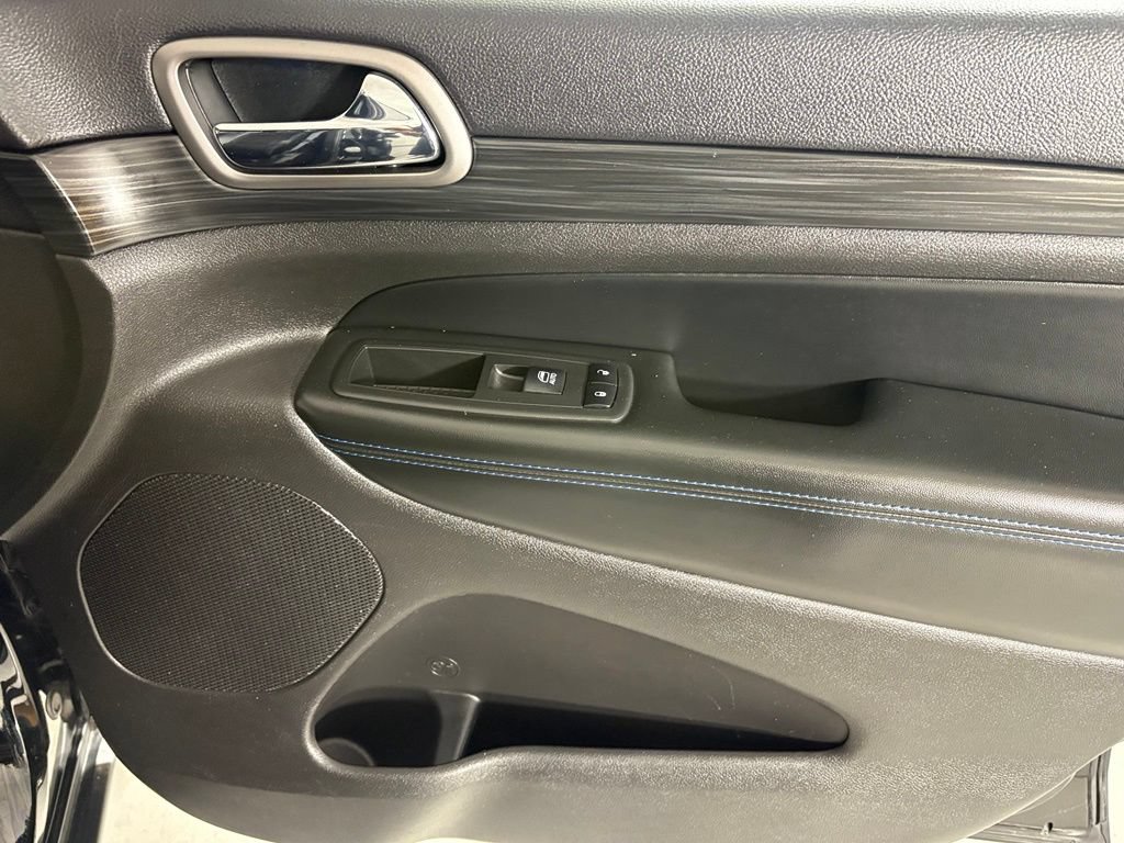 Used 2019 Jeep Grand Cherokee Laredo RWD image 15