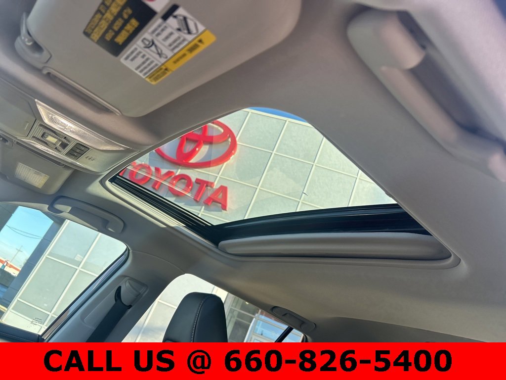 Used 2022 Toyota RAV4 Limited image 18