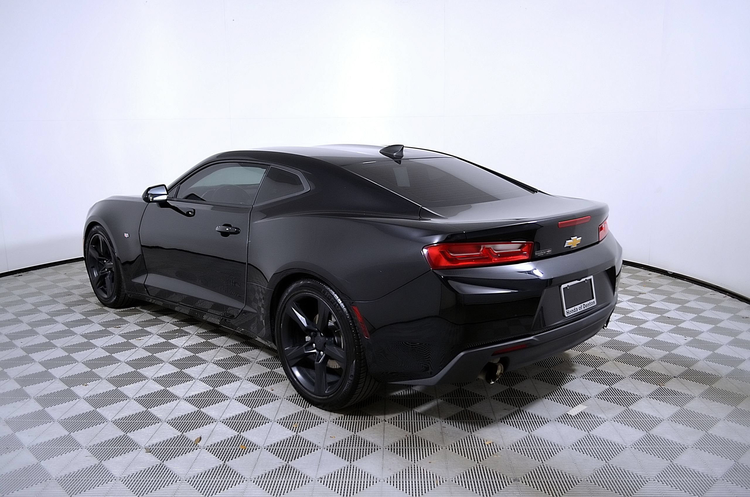 Used 2018 Chevrolet Camaro LT RWD image 9