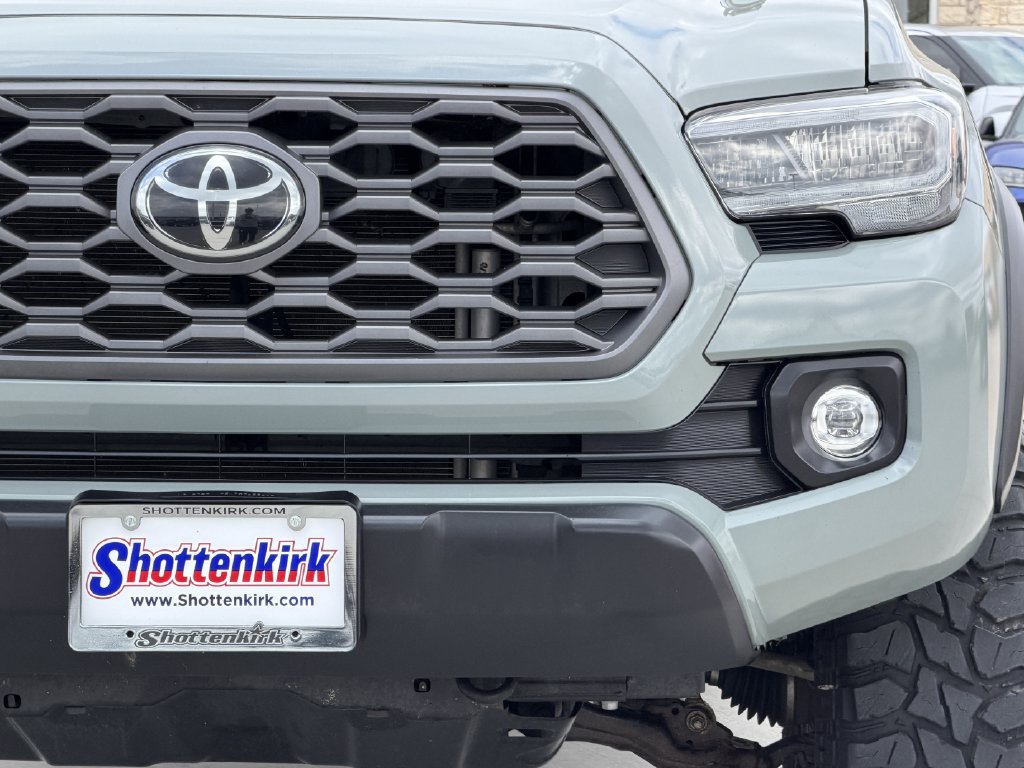 Used 2022 Toyota Tacoma TRD Off-Road w/ TRD Premium Off Road Package AWD/4WD image 8