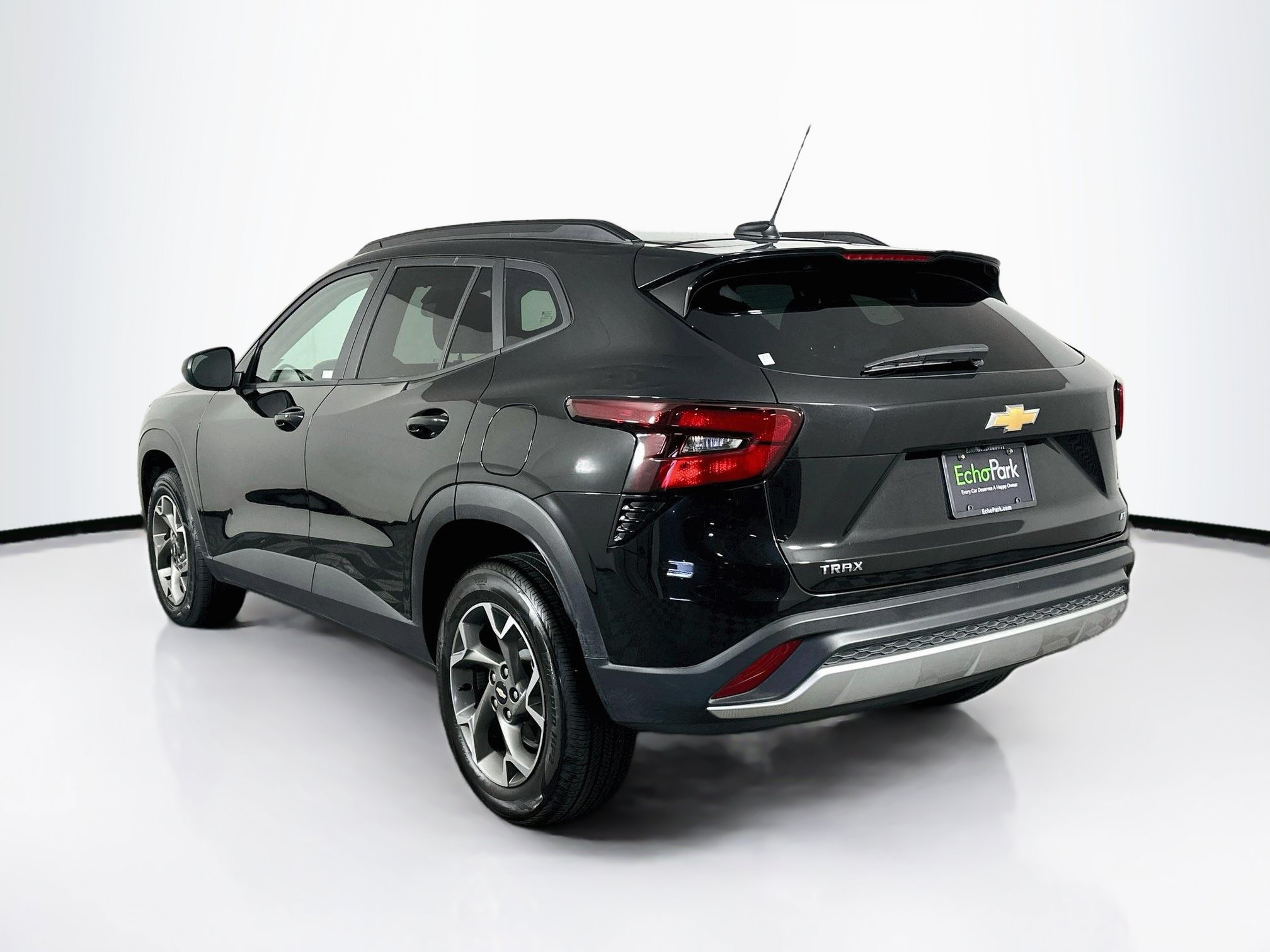 Used 2025 Chevrolet Trax LT w/ LT Convenience Package FWD image 5