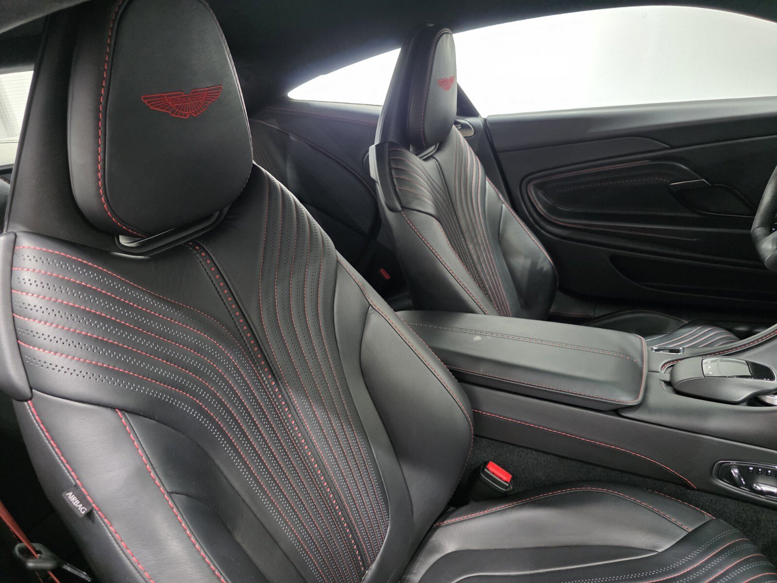 Used 2021 Aston Martin DB11 Coupe image 21