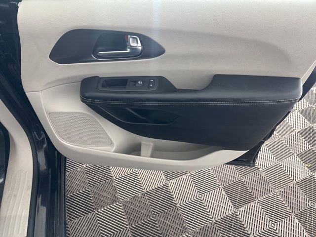 Used 2022 Chrysler Pacifica Touring-L w/ Uconnect Theater Family Group image 19