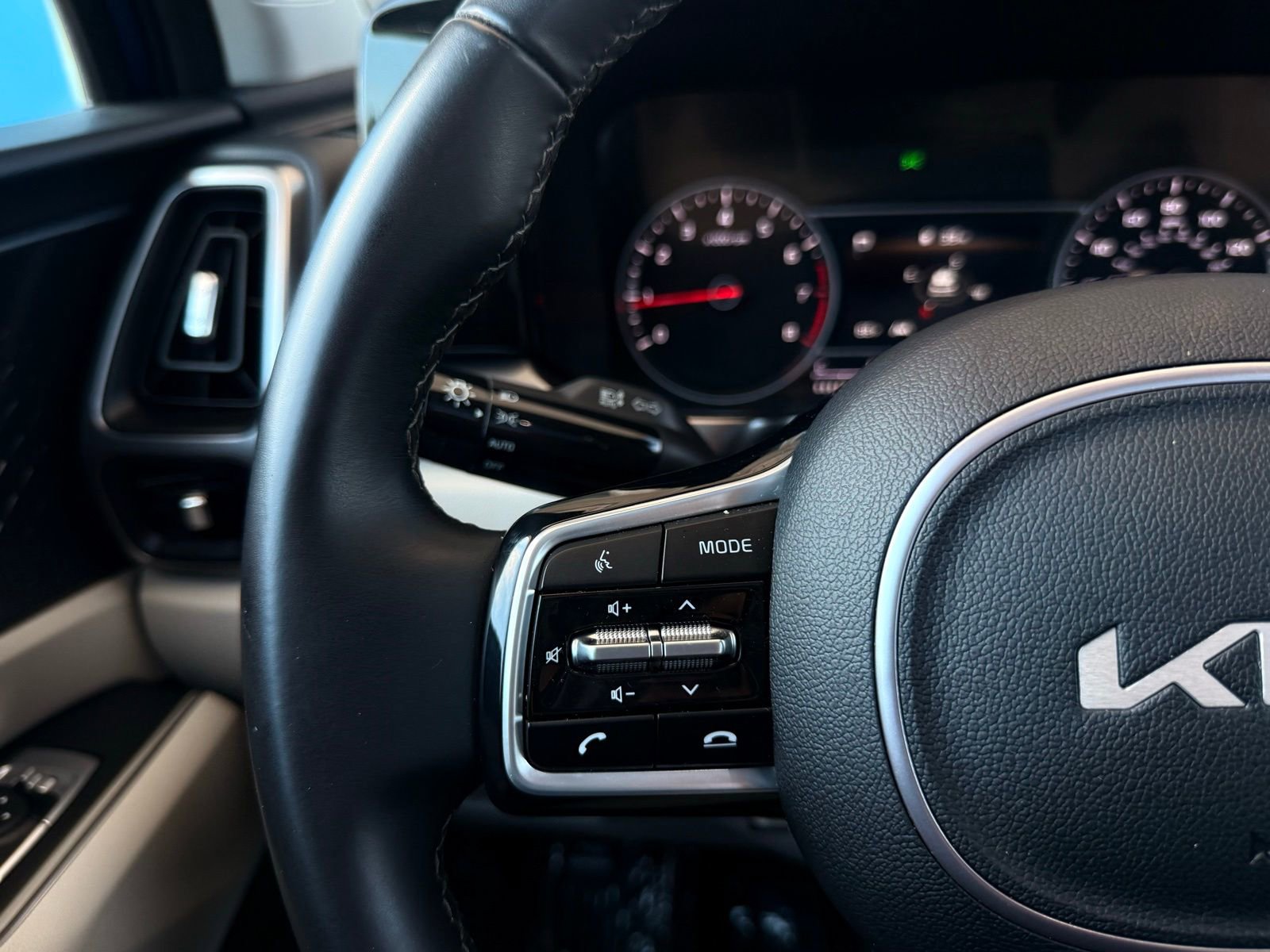 Used 2023 Kia Sorento S w/ Panoramic Sunroof Package image 25