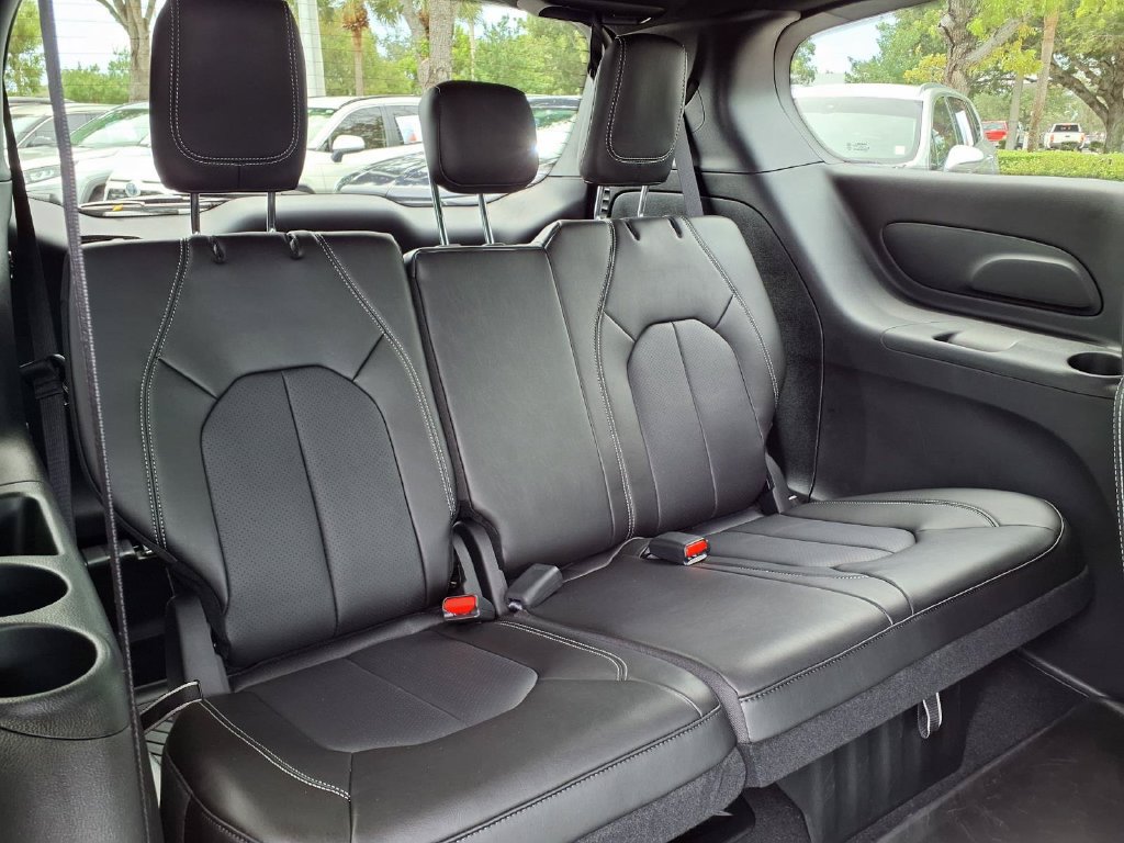 Used 2026 Chrysler Pacifica Select FWD image 16