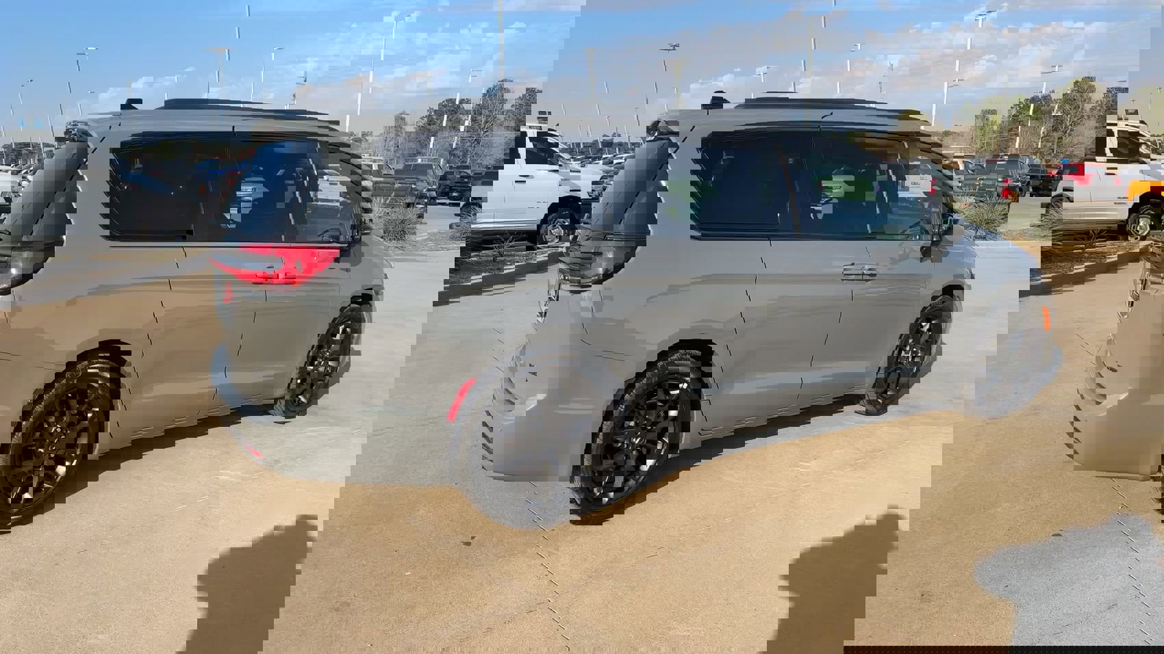 Used 2025 Chrysler Pacifica Limited image 9