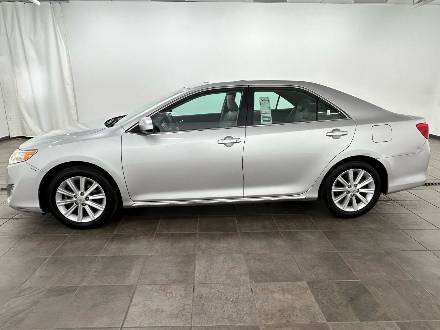 Used 2013 Toyota Camry XLE w/ Leather Pkg image 2