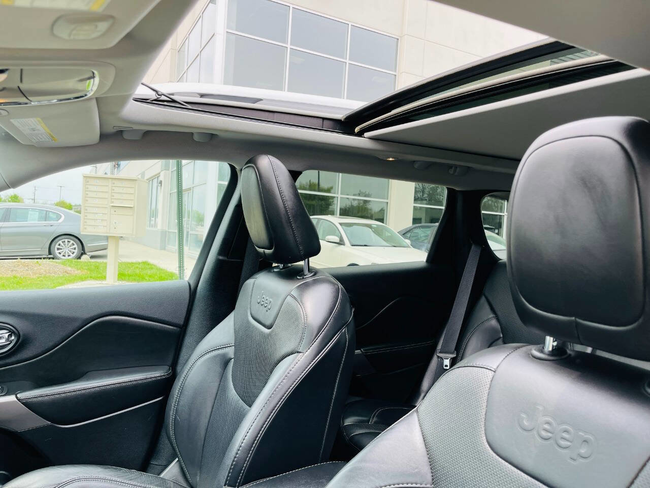 Used 2019 Jeep Cherokee Limited image 18