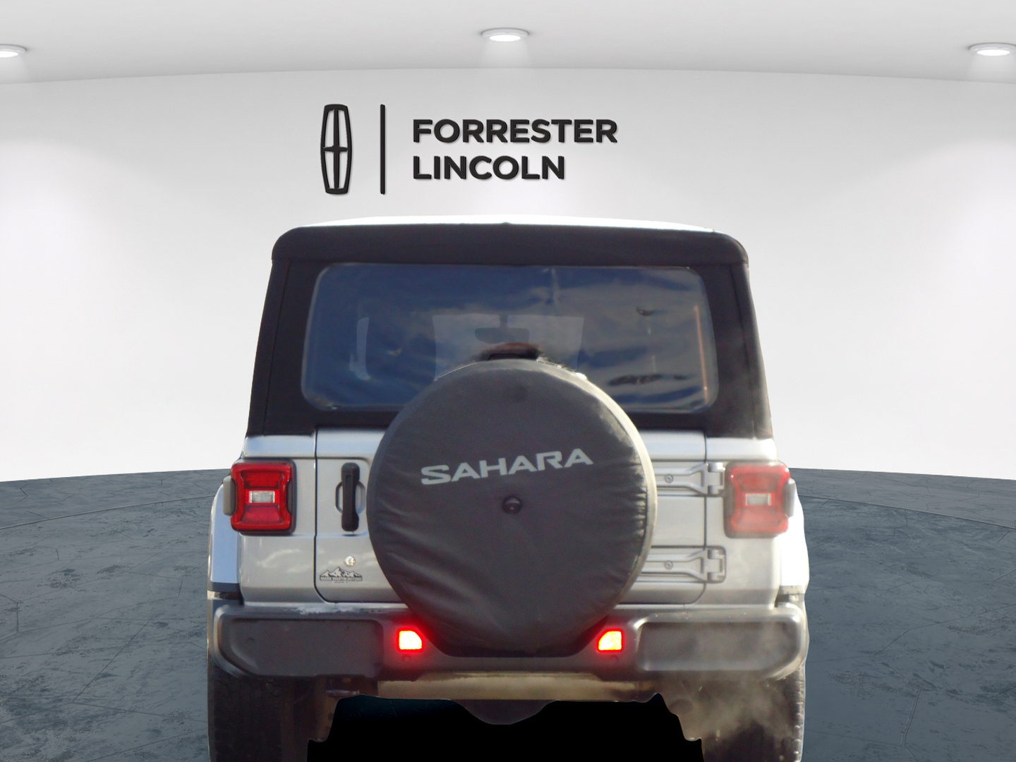 Used 2019 Jeep Wrangler Unlimited Sahara w/ Dual Top Group AWD/4WD image 4