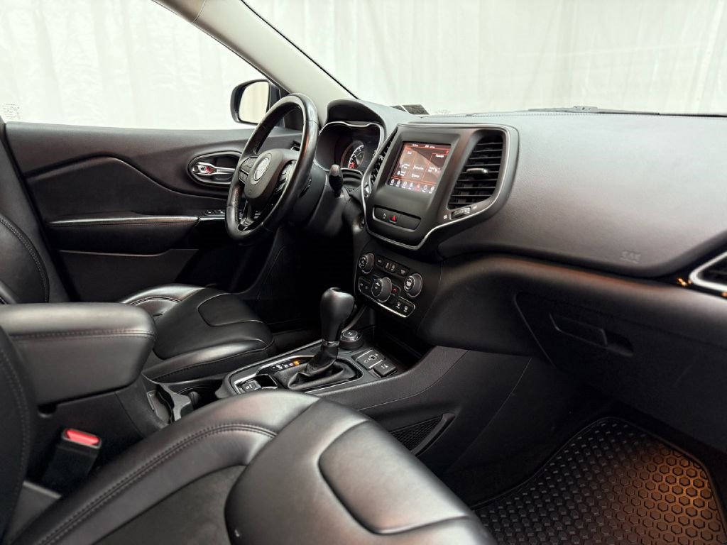 Used 2020 Jeep Cherokee Latitude Plus image 40