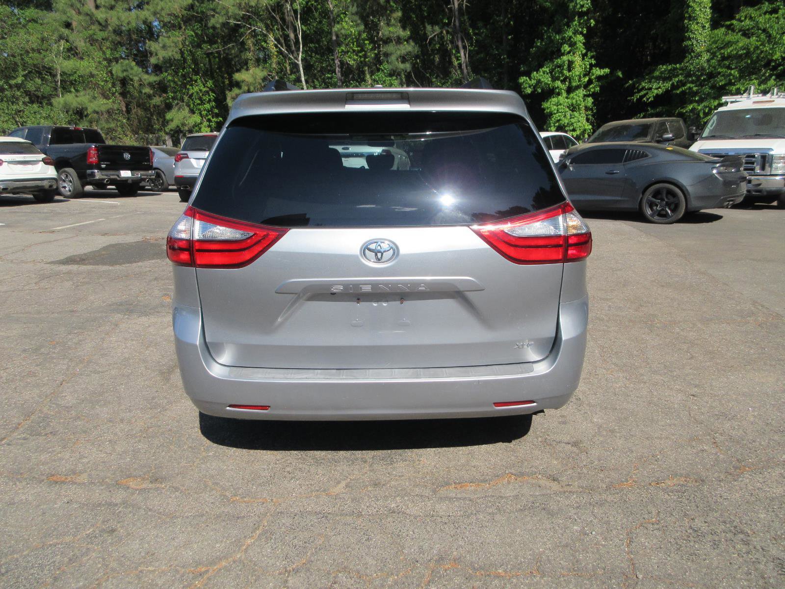 Used 2017 Toyota Sienna XLE FWD image 4