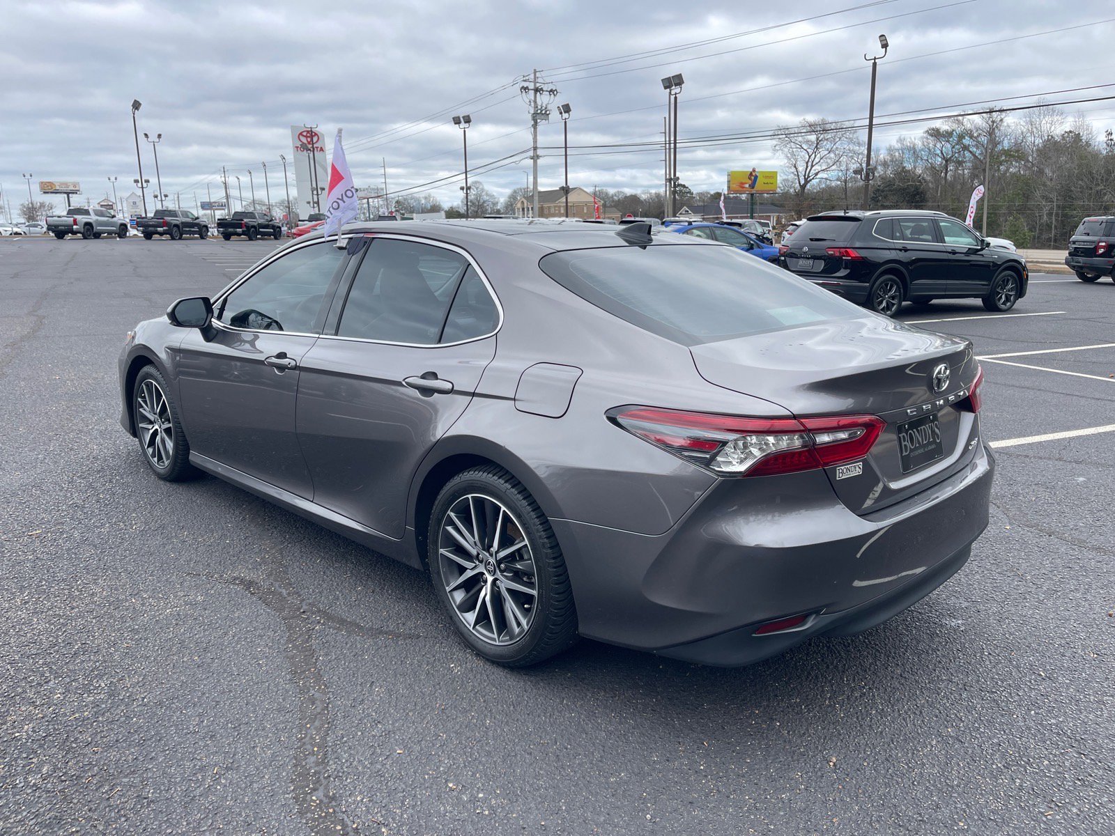 Used 2021 Toyota Camry XLE image 14