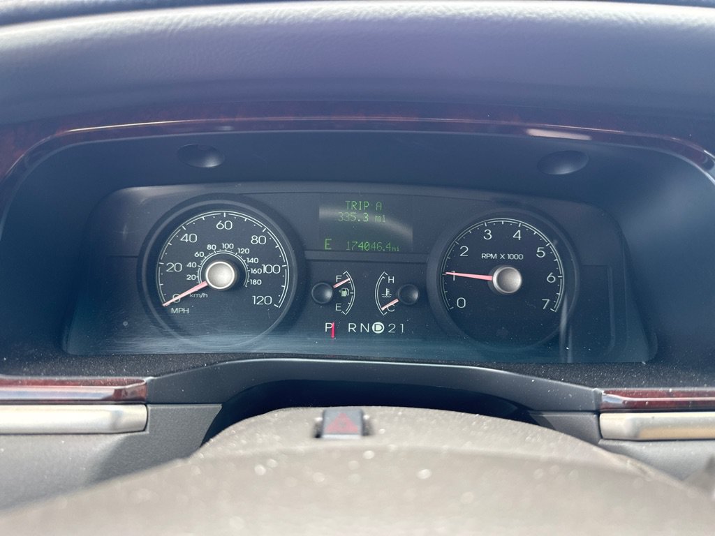 Used 2006 Lincoln Town Car Signature RWD image 16