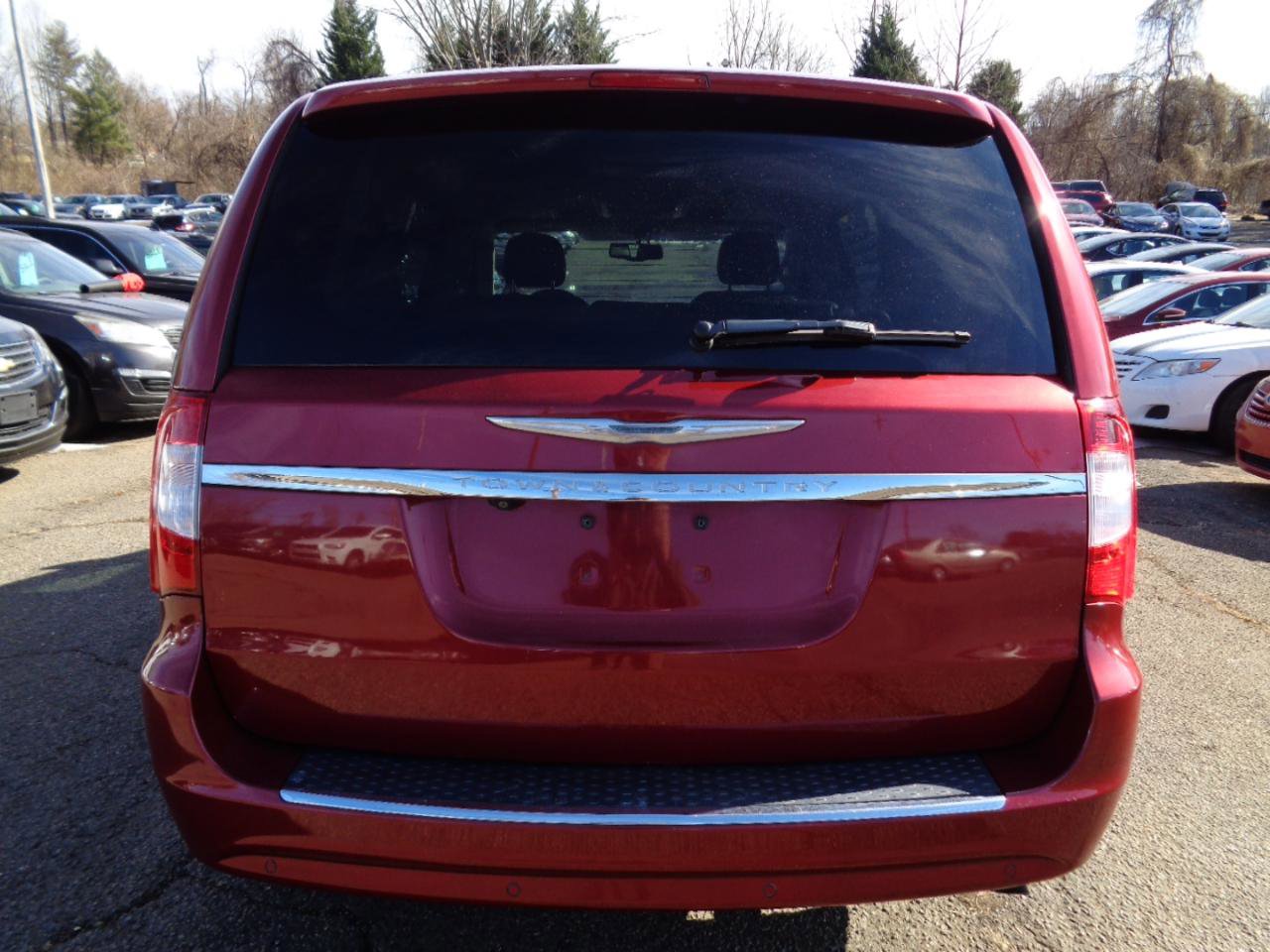 Used 2016 Chrysler Town & Country Touring-L image 6
