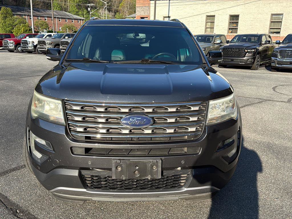 Used 2017 Ford Explorer XLT w/ Equipment Group 202A AWD/4WD image 2