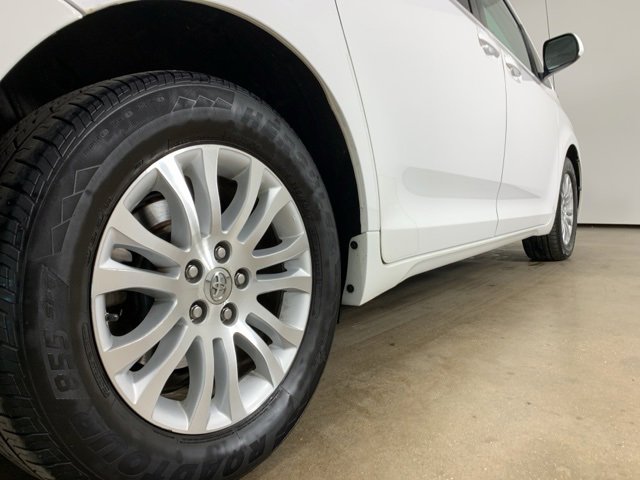 Used 2014 Toyota Sienna XLE image 9