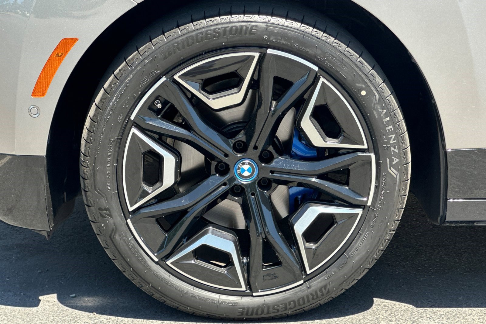 Used 2023 BMW iX xDrive50 w/ Sport Package AWD/4WD image 38
