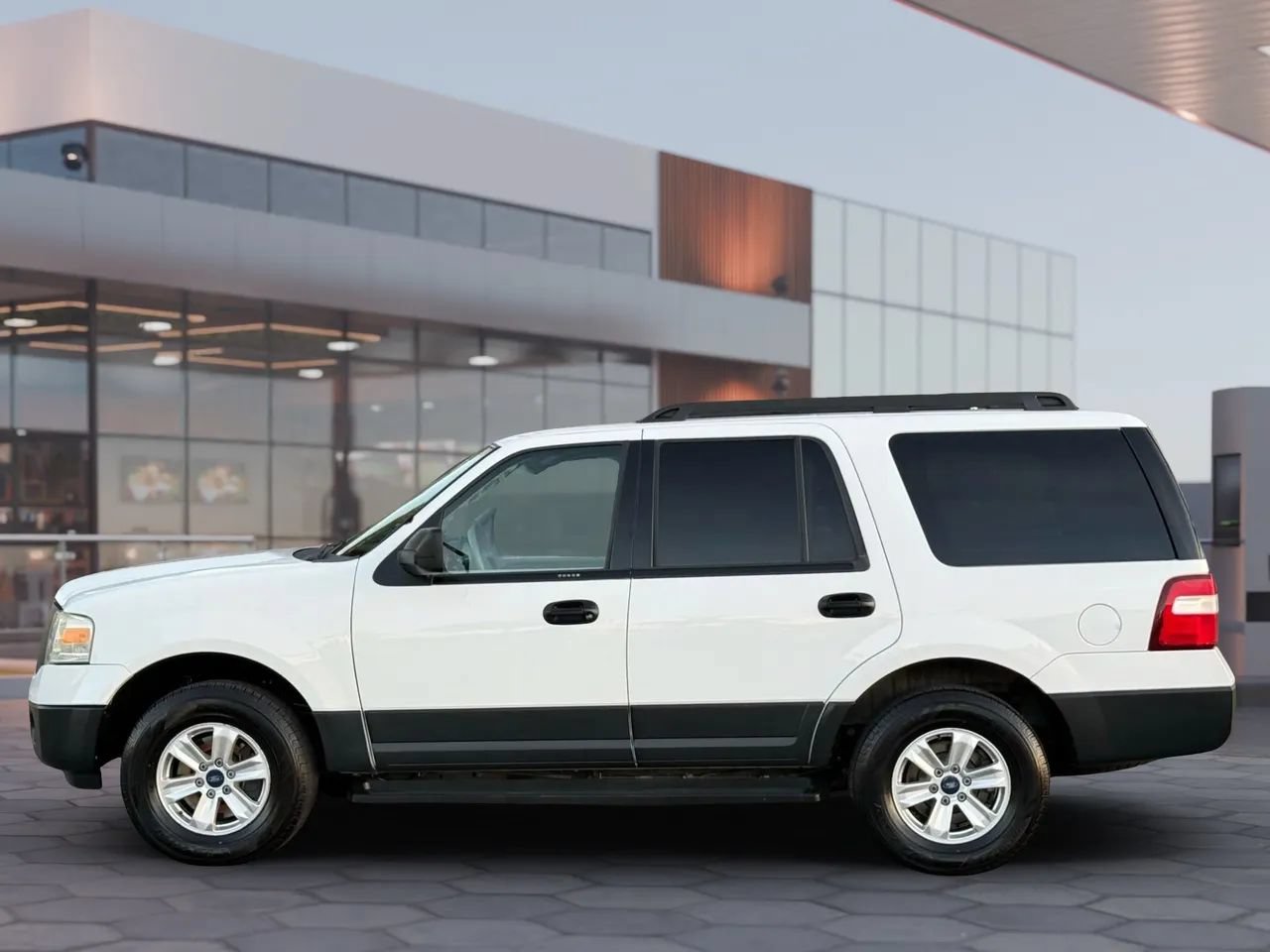 Used 2010 Ford Expedition XLT AWD/4WD image 3