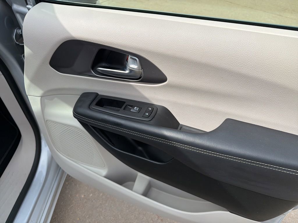 Used 2023 Chrysler Pacifica Touring-L image 25