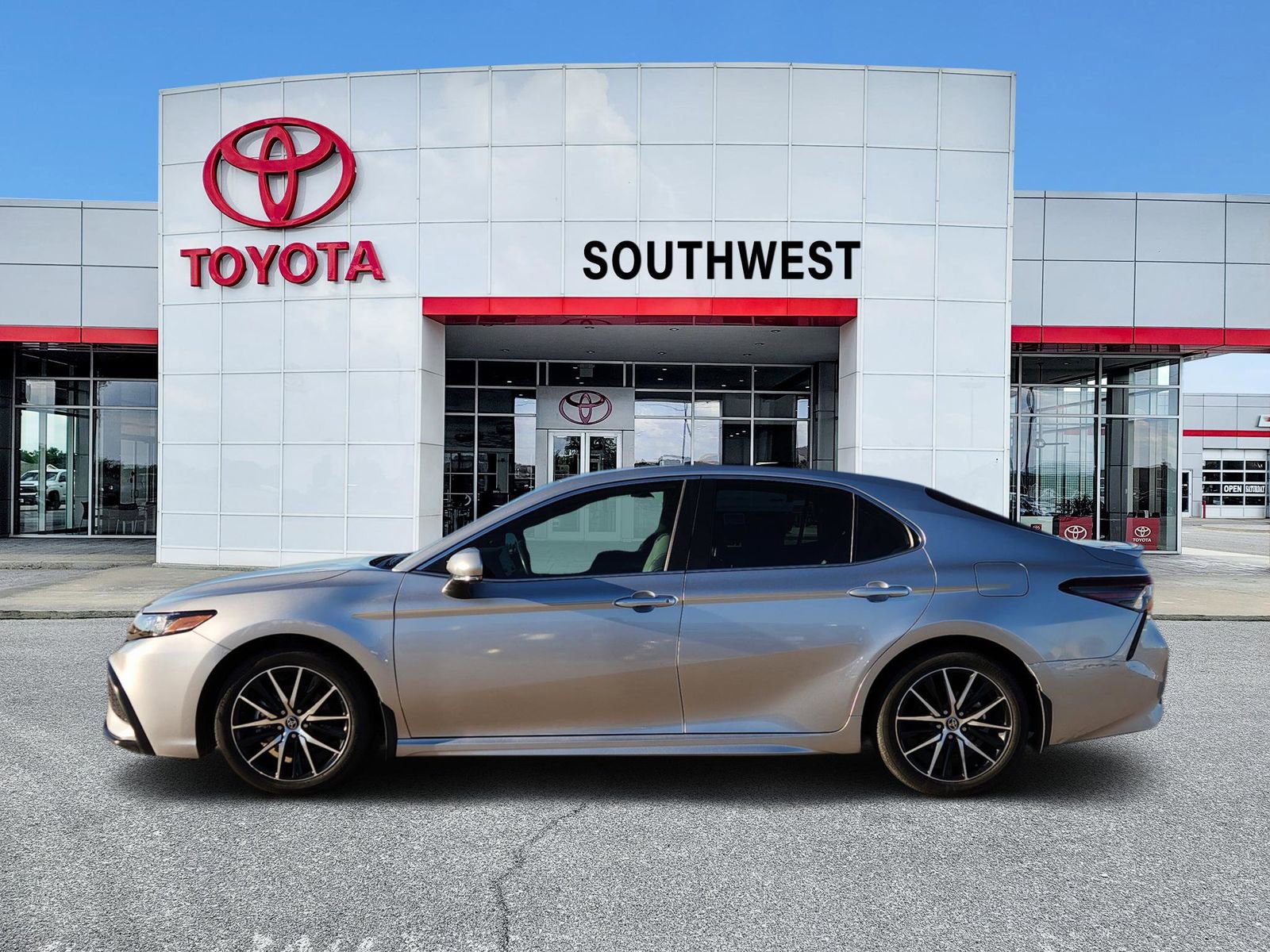 Used 2023 Toyota Camry SE image 3