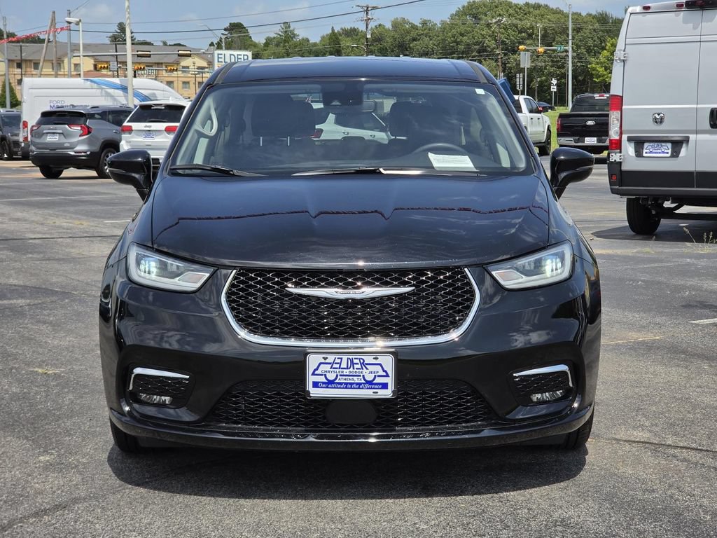 Used 2024 Chrysler Pacifica Touring-L FWD image 2