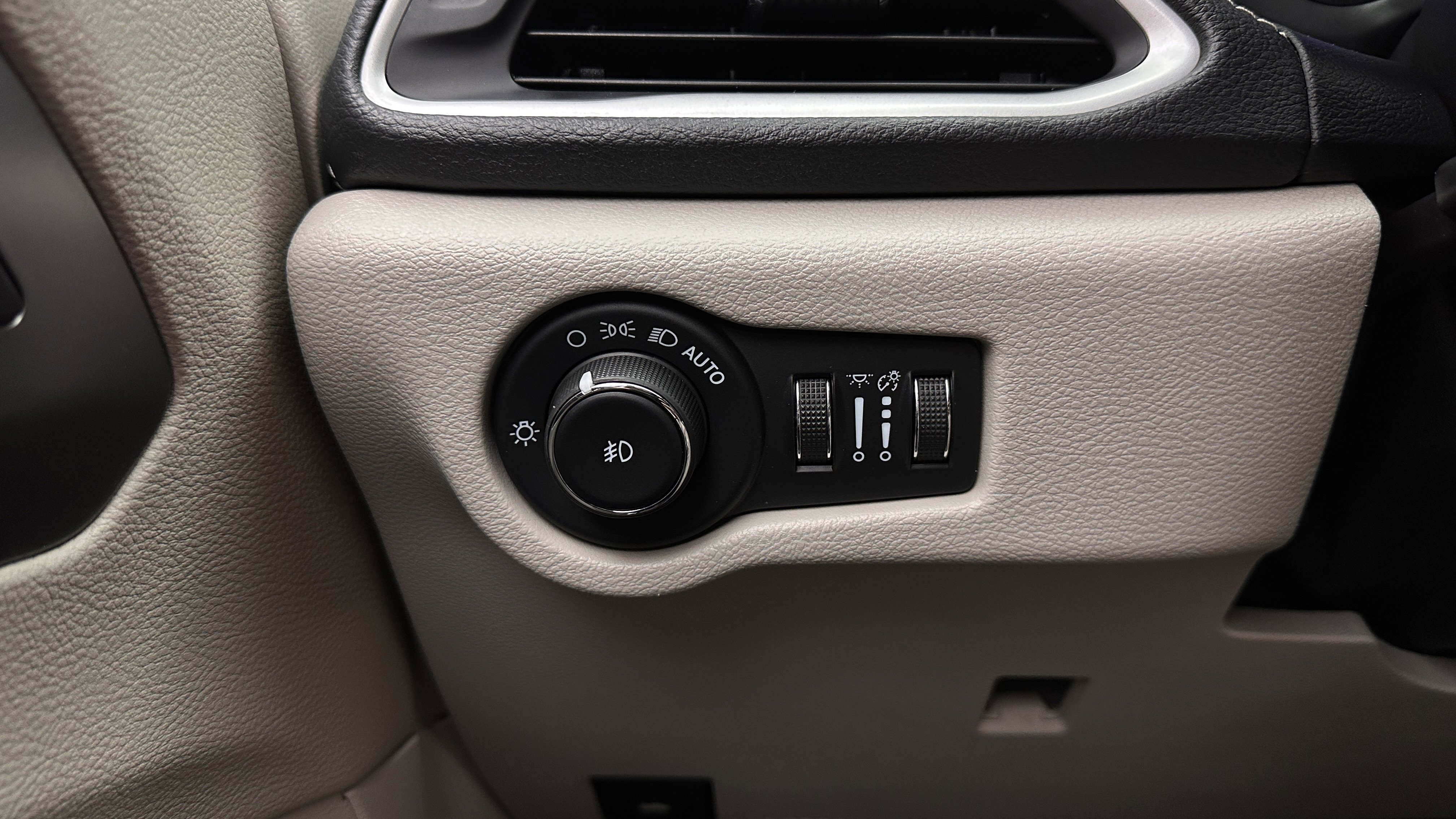 Used 2022 Chrysler Pacifica Touring-L w/ Uconnect Theater Family Group FWD image 22