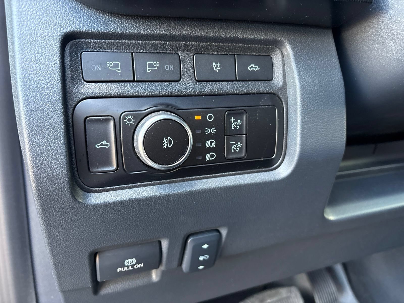 Used 2023 Ford F250 Platinum w/ FX4 Off-Road Package AWD/4WD image 16