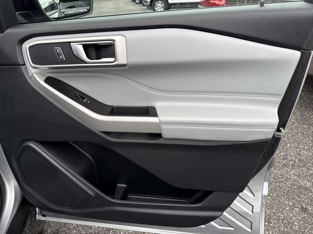 Used 2022 Ford Explorer XLT w/ Equipment Group 202A image 14