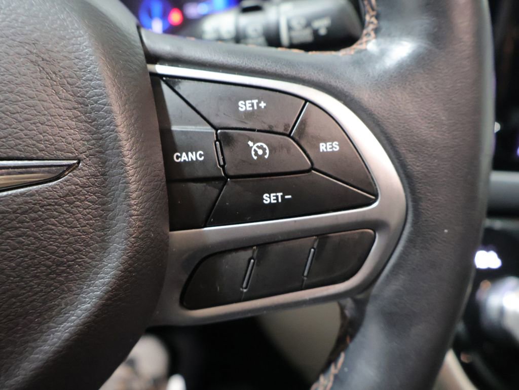 Used 2018 Chrysler Pacifica Touring-L Plus FWD image 33