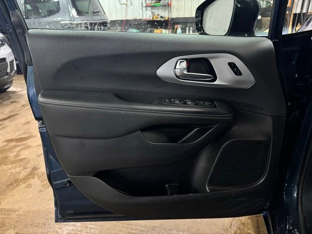 Certified 2025 Chrysler Pacifica Limited image 13