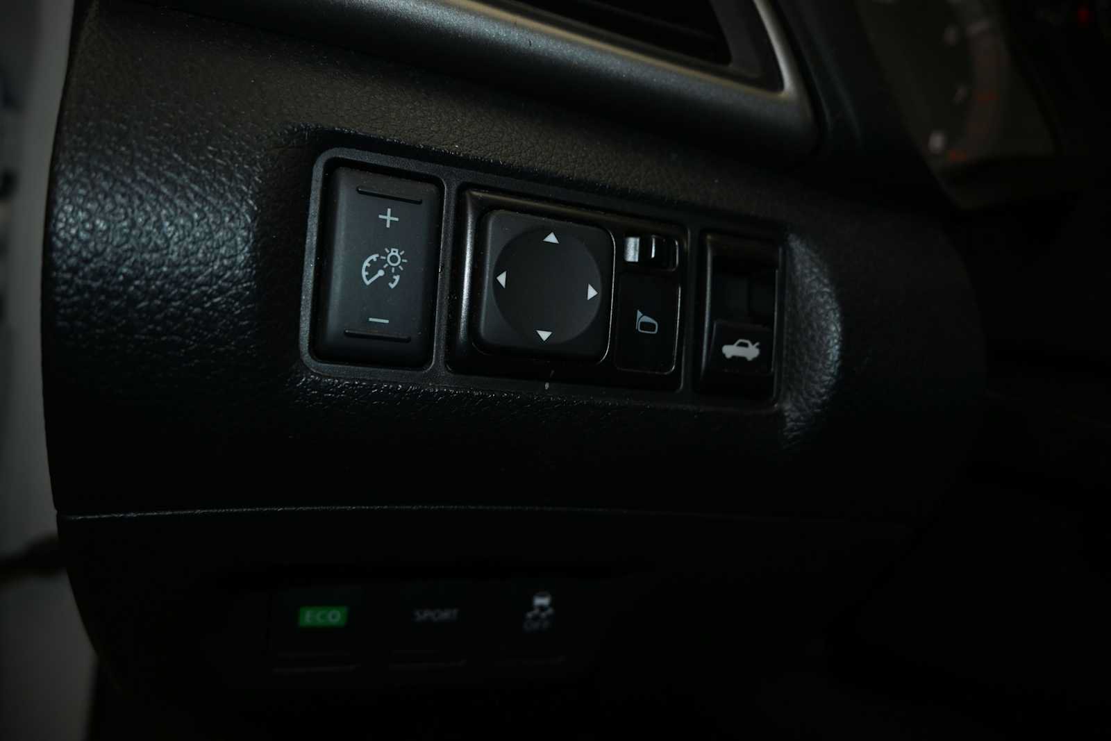 Used 2014 Nissan Sentra SR w/ SR Driver Package FWD image 16