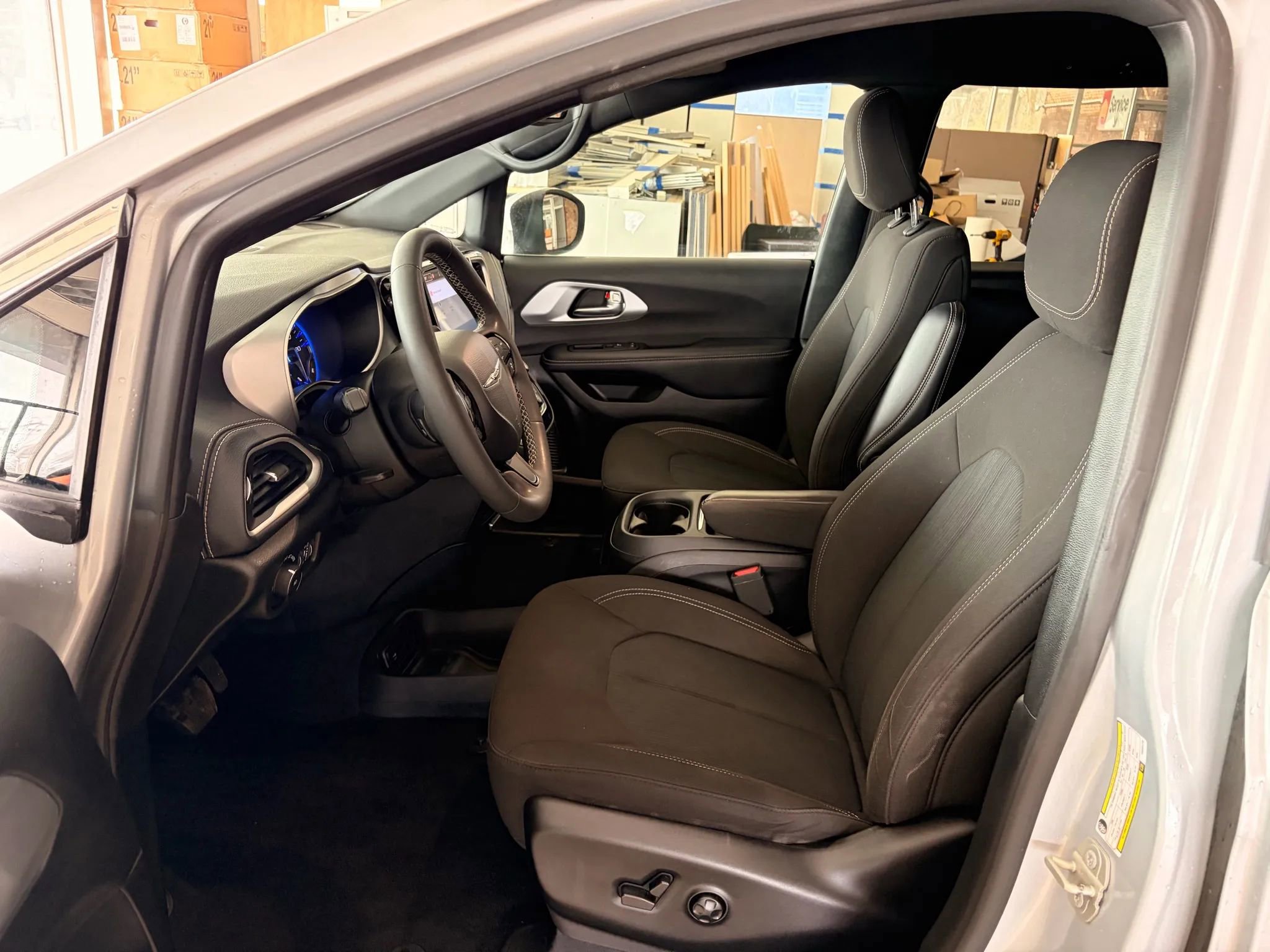 Used 2023 Chrysler Pacifica Touring image 10