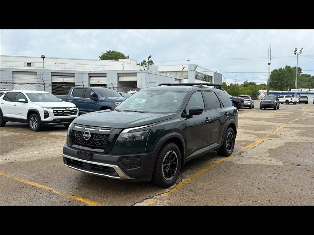 Used 2023 Nissan Pathfinder SV AWD/4WD image 2