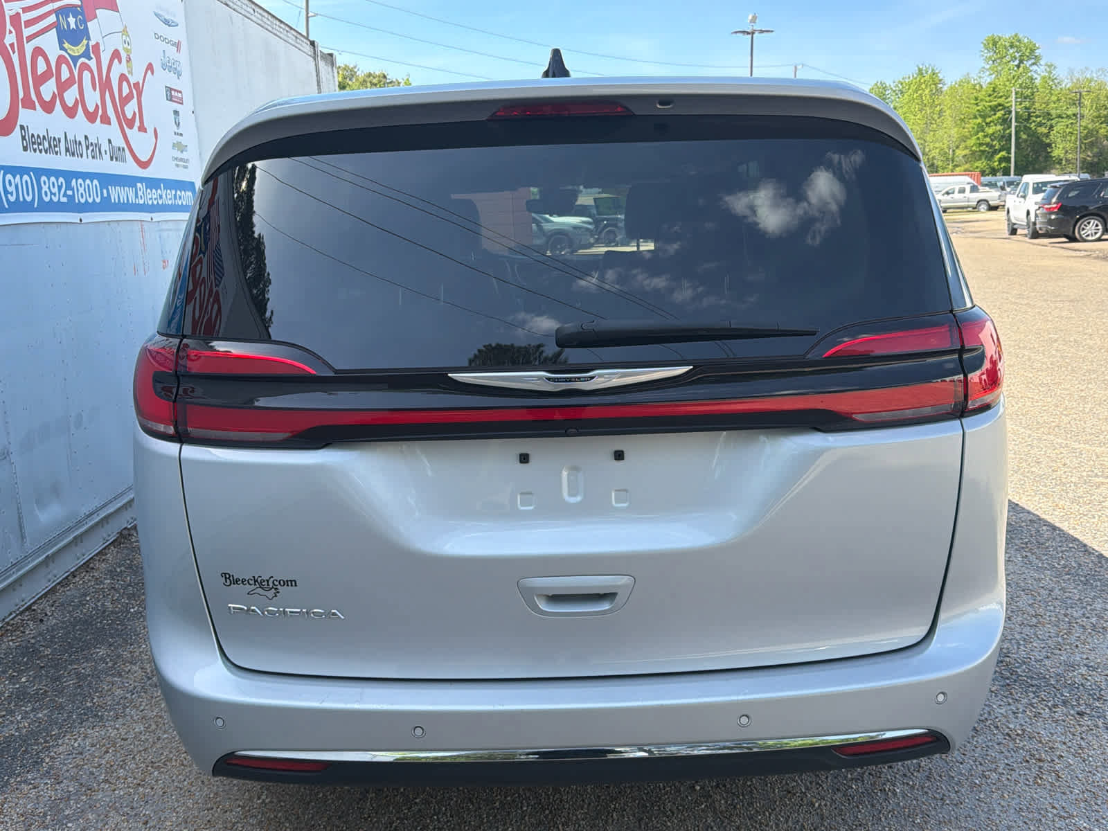 Used 2024 Chrysler Pacifica Touring-L FWD image 4