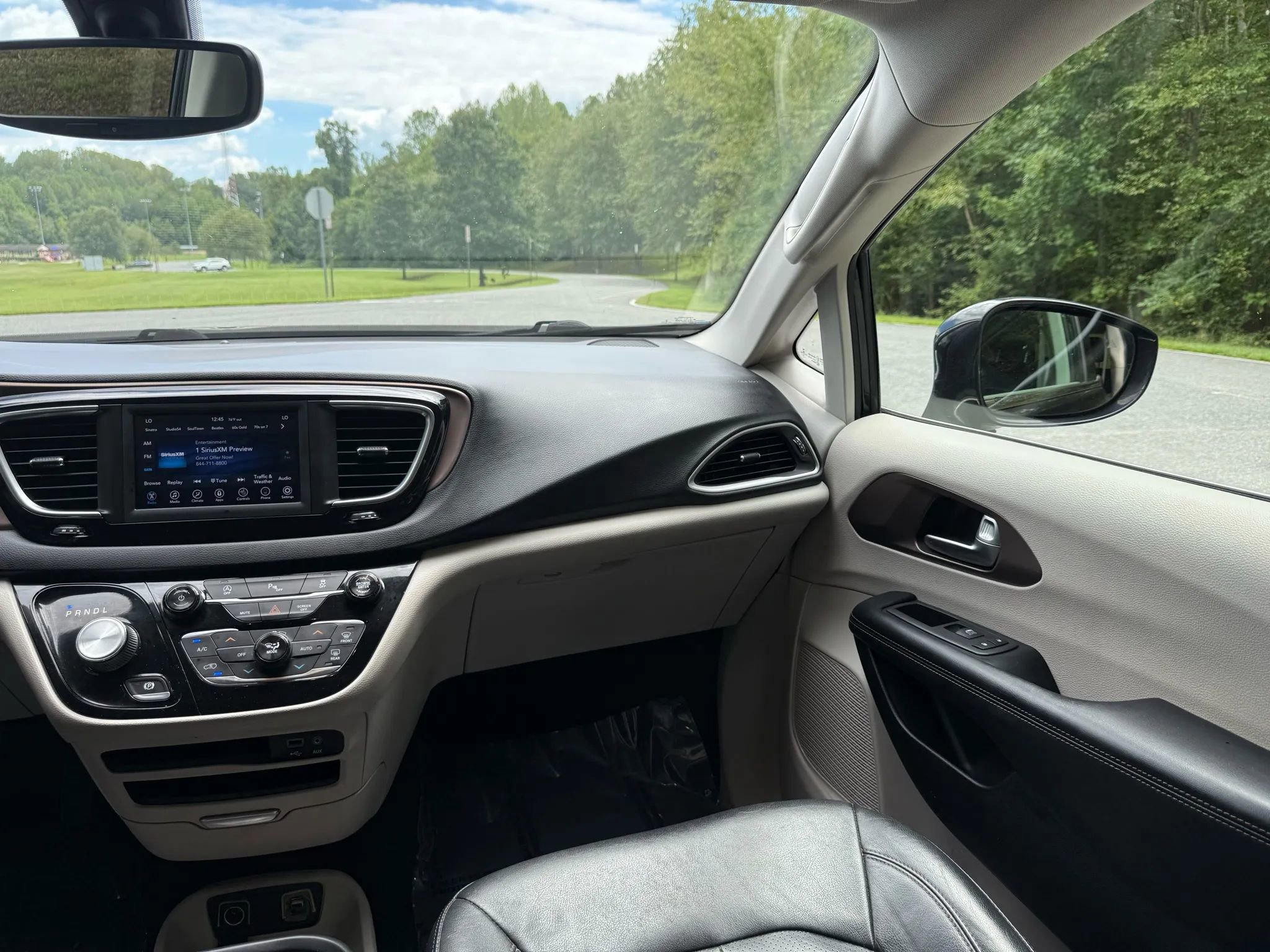 Used 2019 Chrysler Pacifica Touring-L FWD image 31
