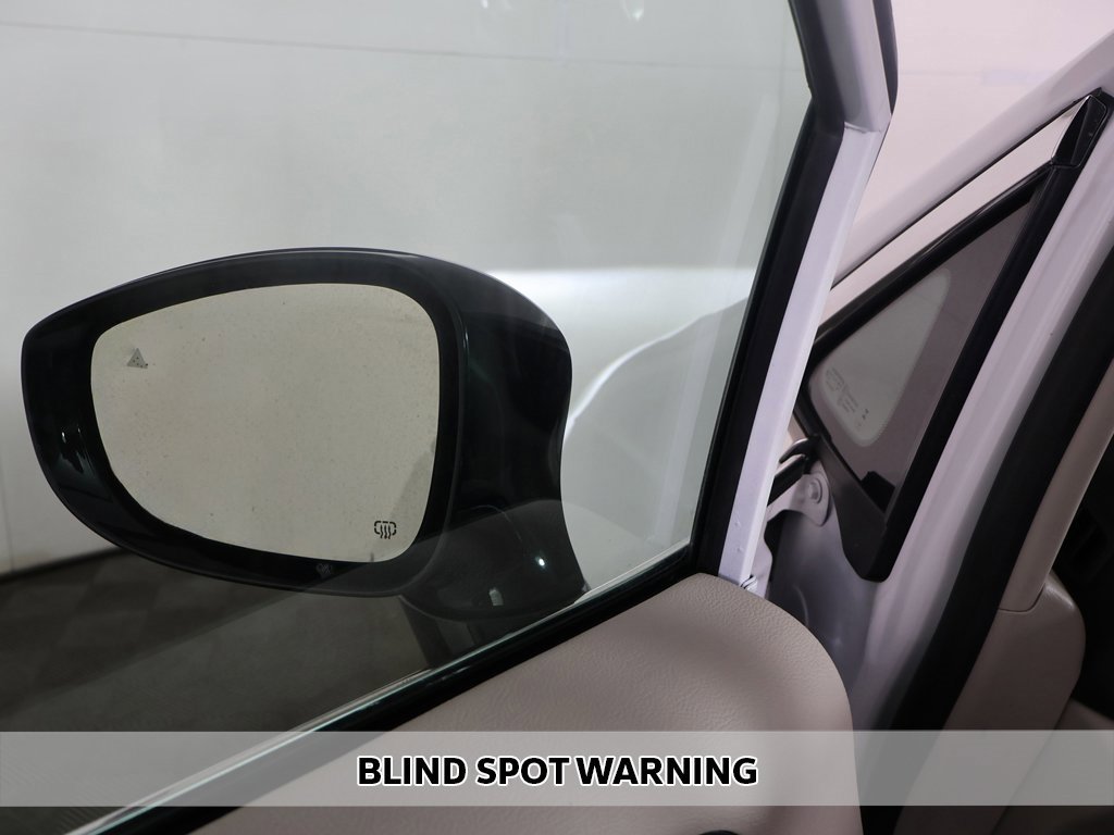 Used 2024 Chrysler Pacifica Touring-L image 4