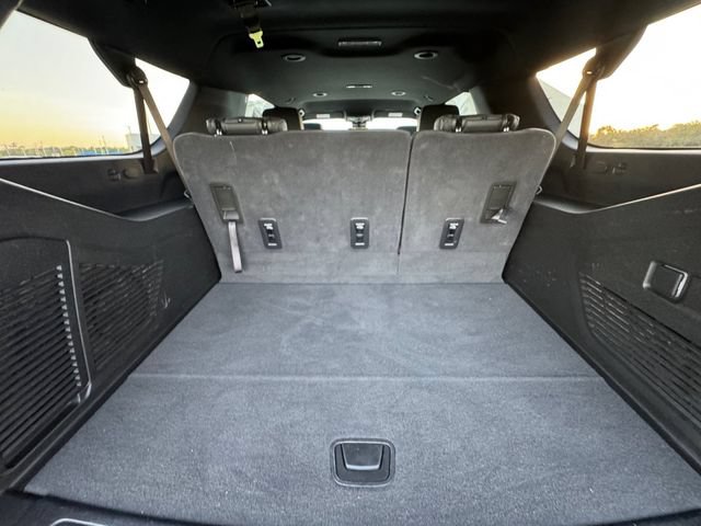 Used 2025 Chevrolet Suburban LT RWD image 32