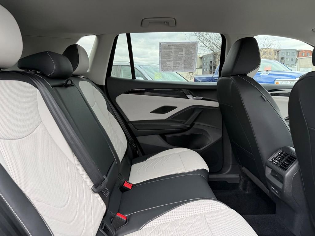 Certified 2025 Volkswagen Tiguan SE AWD/4WD image 10
