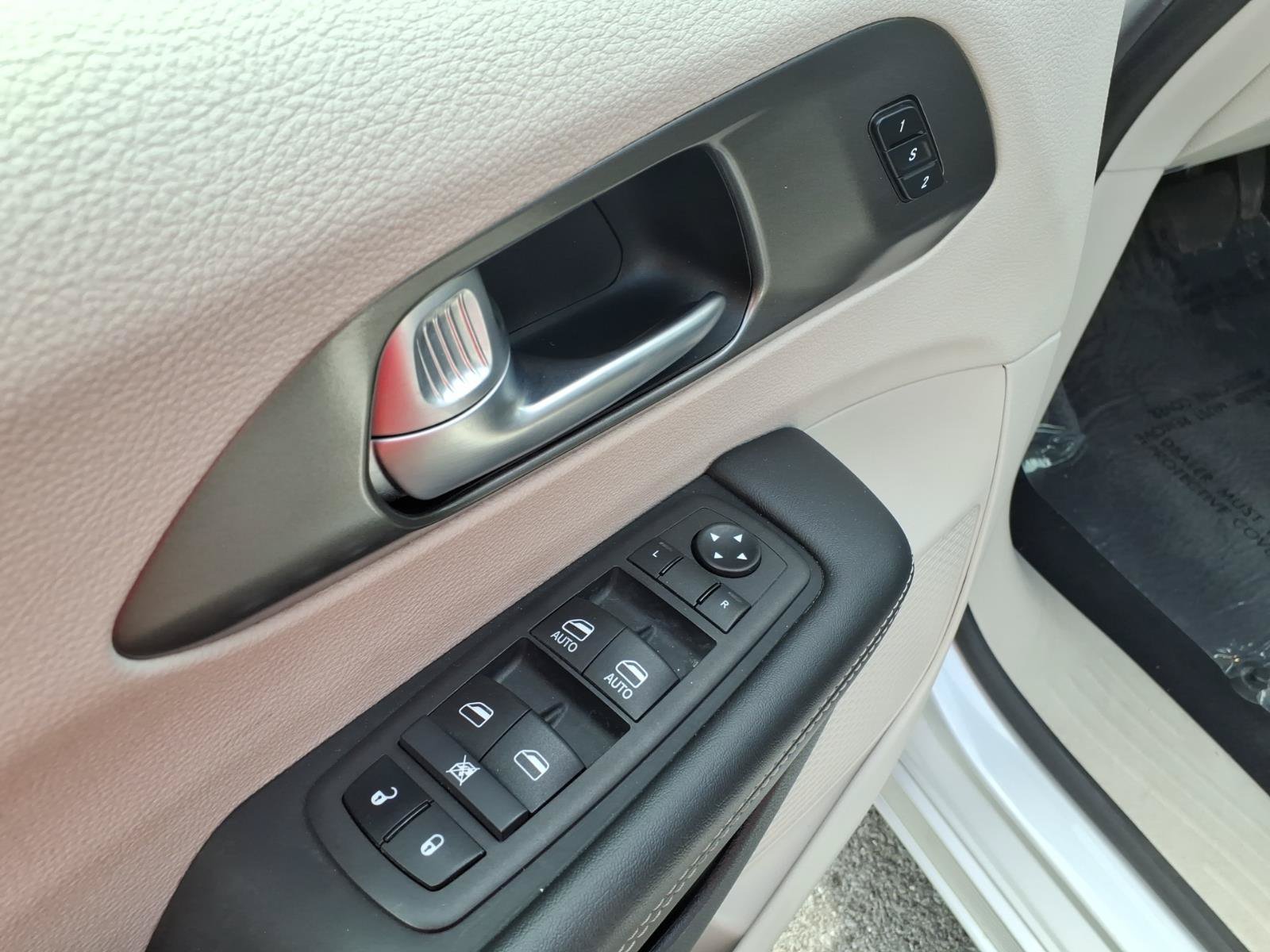 Used 2024 Chrysler Pacifica Touring-L FWD image 22