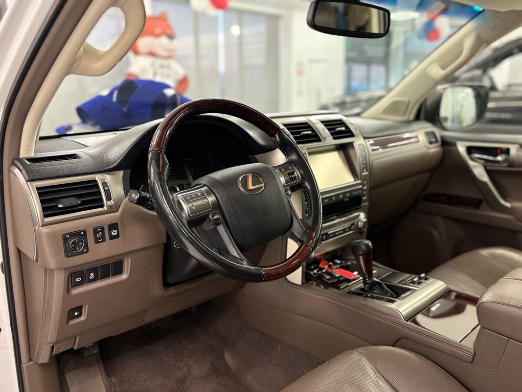 Used 2018 Lexus GX 460 Premium w/ Premium Package image 16