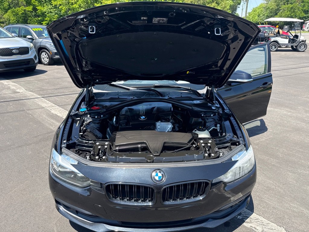 Used 2017 BMW 320i xDrive Sedan AWD/4WD image 12