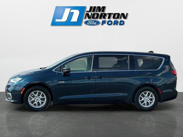 Used 2023 Chrysler Pacifica Touring-L image 6