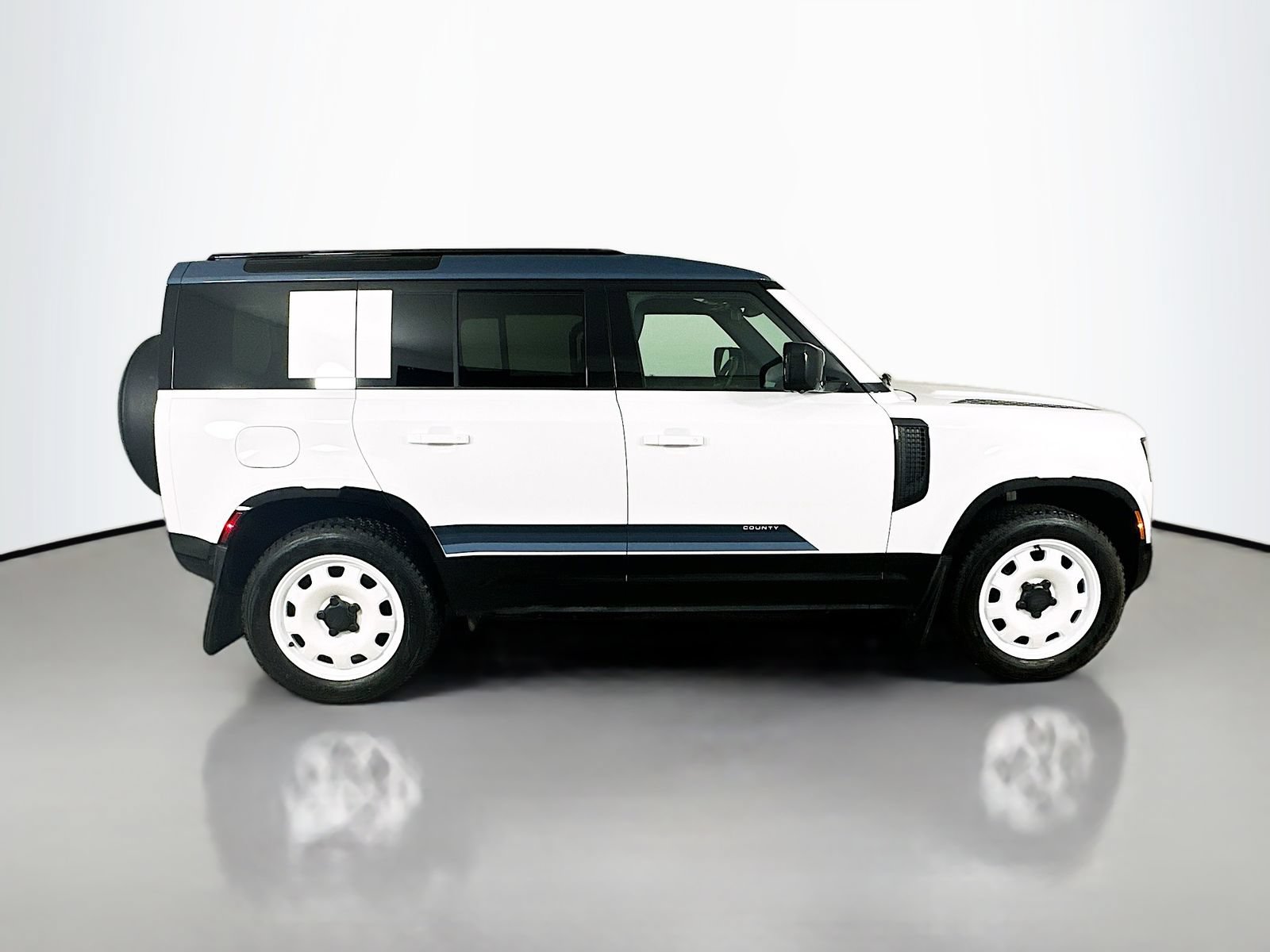 Used 2025 Land Rover Defender 110 S AWD/4WD image 4