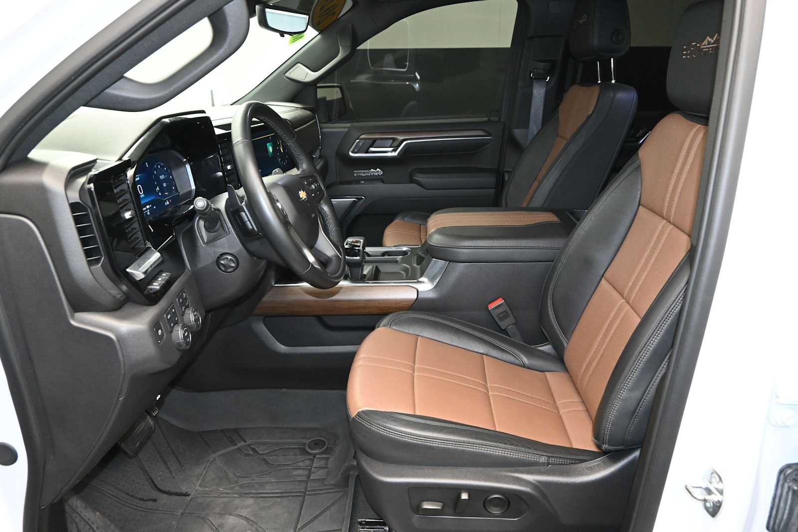 Used 2024 Chevrolet Silverado 1500 High Country w/ High Country Premium Package AWD/4WD image 22